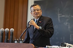 駐芝加哥辦事處27日攜手伊利諾大學香檳分校工學院舉辦台灣半導體產業紀錄片「造山者」放映，駐芝加哥辦事處處長類延峰出席活動致詞。
（駐芝加哥辦事處提供）