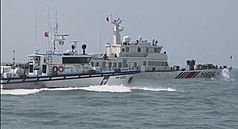 4艘中國海警船29日航入金門限制水域，遭海巡艇實施「一對一」併航監控與近迫驅離，另中國海警局同步發布新聞稱在金門海域進行常態執法，對此，海巡署嚴正駁斥並強調中國海警是「假執法、真騷擾」。（海洋委員會海巡署金馬澎分署提供）