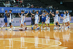第45屆新北威廉瓊斯盃國際籃球邀請賽女子組台灣白隊（白衣）29日以93比35擊敗泰國隊（藍衣），本屆賽會以第5名作收，賽後雙方球員列隊擊掌致意。