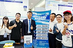台積電22家優良供應商29日在嘉義縣舉辦聯合徵才，縣長翁章梁（右3）到場關切，現場提供逾100種職缺、近千個工作機會，有超過600人參與，媒合率近5成。
