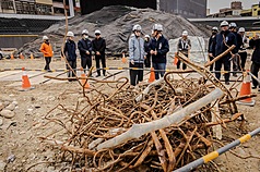 前新竹市長林智堅涉新竹棒球場工程案圖利等罪部分獲不起訴，竹市府29日表示，尊重檢方就棒球場案所作處分，但認為部分事實認定及法律評價仍有釐清必要，將依法提出再議。圖為新竹市長高虹安（前中左灰衣者）等人視察球場。