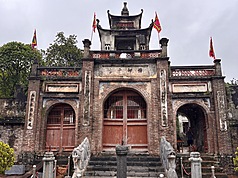 河內近郊的古螺城是越南歷史上極具代表性的古老城池與文化遺址，於西元前3世紀由安陽王所建。當地出土了距今兩千多年的東山文化青銅器與生活文物。圖為坐落當年安陽王皇宮舊址上的安陽王廟，建於公元1687 年。