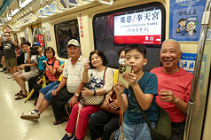 台北捷運信義線東延段廣慈/奉天宮站30日下午通車，吸引許多民眾前來搶先體驗。