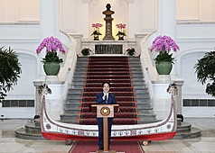 PD
賴總統：蘭嶼拼板舟像台灣　盼傳承文化航向世界
總統賴清德31日接見「蘭嶼巴丹三百年首航」船隊時
表示，台灣人民是海洋的子民，這艘由蘭嶼造舟工藝
師以27種木材精心打造的大型拼板舟就像台灣，各木
材有不同特性與最適合的位置，須緊密相連、彼此支
撐，才禁得起黑潮與風浪考驗。
中央社記者郭日曉攝　115年8月31日