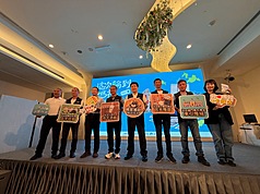 連江縣政府31日於台北舉行記者會，副縣長陳冠人（右4）宣布，攜手各鄉公所與業者推出加碼方案，涵蓋交通、購物、住宿、展演等，與國旅補助疊加後，每人最高可享新台幣1萬元以上折扣。（連江縣政府交通旅遊局提供）