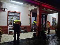屏東31日大雨不斷，為安全考量，縣府與警方已開始陸續撤離山區民眾。（屏東縣政府提供）