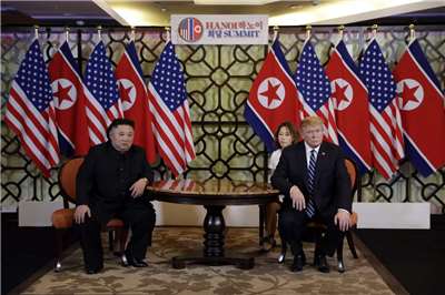 美國總統川普19日表示，預計今年稍晚和北韓領導人金正恩會晤。圖為兩人2019年初在越南會談。 (檔案照)