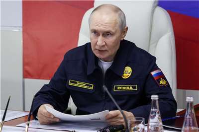據俄媒報導指出，俄羅斯總統普丁(Vladimir Putin)在視察完俄羅斯遠東的海軍軍演後，訪問了伊圖魯普島的漁產加工廠，這也是普丁首度親自訪問千島群島。