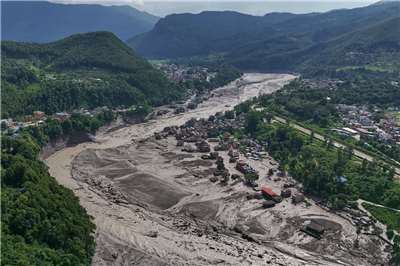 尼泊爾努瓦科特地區山洪暴發，特里蘇里河水位暴漲，當地沿岸房屋遭泥流與瓦礫侵襲。(AP/達志影像)