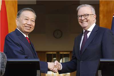 澳洲總理艾班尼斯(Anthony Albanese)(右)與到訪的越共中央總書記兼國家主席蘇林(To Lam)召開聯合記者會，雙方表示，兩國的軍隊將在海上安全進行更密切的合作。