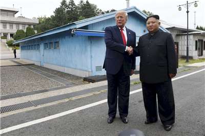 圖為美國總統川普(Donald Trump)和北韓領導人金正恩(Kim Jong Un)2019年6月30日在南北韓之間的非軍事區(DMZ)、板門店停戰村的軍事分界線握手。資料照。