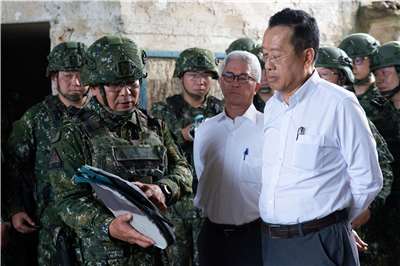 漢光42號演習，國防部長顧立雄(右)前往前往桃園地區，聽取作戰分區及無人機部隊戰場簡報。(圖：國防部提供)