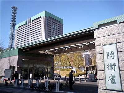 日本防衛省公布，但就在日本公布新版防衛白皮書前一天，3日也監測到有3艘中國海軍艦艇在與俄羅斯軍艦共同航行後，幾乎繞行日本列島一周。 (維基百科)