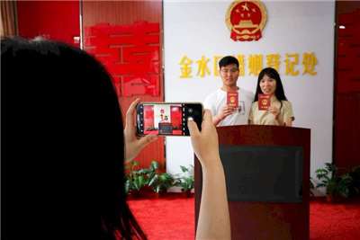 最新中國官方數據顯示，今年上半年結婚登記降至327.5萬對，創下歷史同期新低。(示意圖)