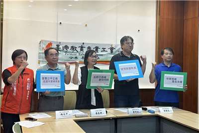 公教團體18日呼籲政府在審議明年度中央政府總預算時刻，應該盡快補足公教退撫基金的缺口，讓公教人員安心退休。(楊雨青攝)