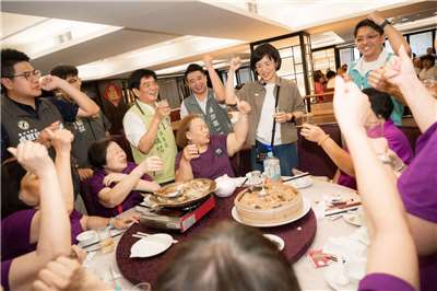 民進黨新北市長參選人蘇巧慧5日出席「土城平和里重陽活動」。(圖：蘇巧慧競選團隊提供)
