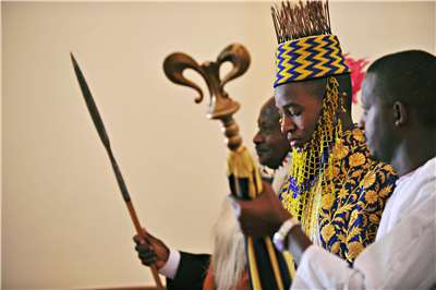 烏干達土柔王國歐尤國王(King Oyo Nyimba Kabamba Iguru Rukidi IV)(中)辭世，享年34歲。資料照片。