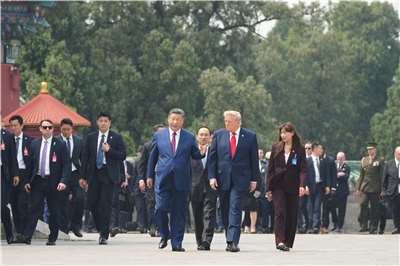 川習會結束後，中國國家主席習近平(前左)與美國總統川普(前右)搭車前往天壇參觀，後面跟著大批隨行人員。(AP/達志影像)