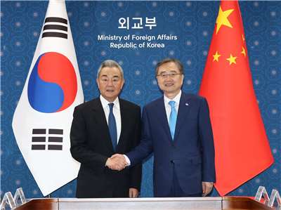 中國外交部長王毅(左)訪南韓，與南韓外交部長趙顯(Cho Hyun)(右)舉行會談。(韓聯社/AFP)