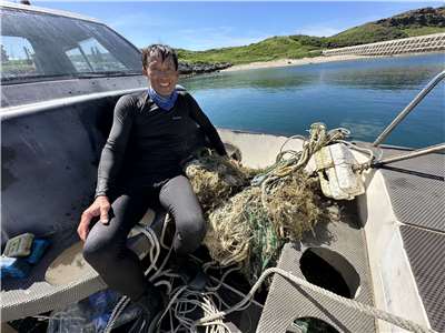 澎湖漁民陳盡川因親身經歷魚源日益枯竭，轉而投入海洋保育工作。