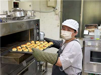 芥菜種會以工帶振計畫讓卉茵從製作烘焙產品開始，一步步累積技能，也重新找回對自己的信心。(芥菜種會提供)
