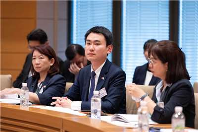 立法院外交國防委員會召集委員陳冠廷(中)近日隨立院跨黨派代表團赴東京參加「亞洲太平洋國會議員聯合會」(APPU)第54屆大會暨第88屆理事會並代表立法院宣讀國家報告。(陳冠廷提供)