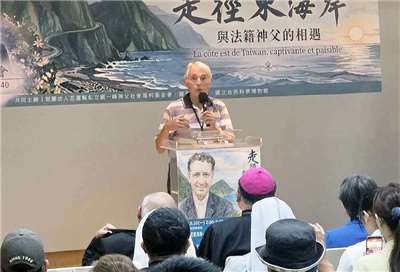 花蓮玉里天主堂神父劉一峰(圖)與國立自然科學博物館合作出版的新書《走徑東海岸—與法籍神父相遇》10日舉辦新書發表會。（劉玉秋攝）