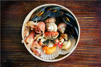 北海道海鮮丼傳統主力食材逐漸退場，改由鰤魚、竹筴魚等配料取代。示意圖。( wu yi / Unsplash圖庫)