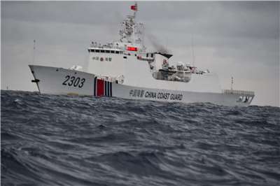中國海警艦艇編隊14日在釣魚台海域巡航。這是繼7月初之後再度駛入釣魚台主權爭議海域。圖為中國海警船2303尾隨監視日本漁船。資料照片(翻攝X@nakamahitoshi)