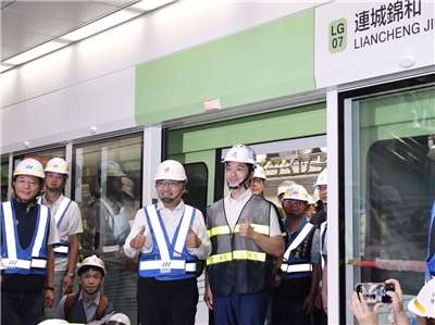 台北市長蔣萬安(右)及新北市長侯友宜(左)3日出席捷運萬大中和樹林線第一期工程主線動態測試。(圖：台北市政府提供)
