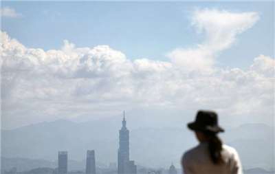 中央氣象署指出，26日上午起水氣漸少，雨勢逐漸趨緩，各地區轉為多雲到晴的天氣。 (圖:中央社檔案照)