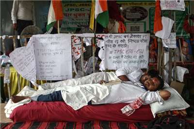 在印度首府蘭齊(Ranchi)，學生和求職者絕食抗議當地公職考試疑似出現違規情事。(AFP)