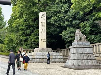 日本東京靖國神社12日在官方網站宣布，禁止在神社內穿著Cosplay服裝或軍服。 (圖：中央社)