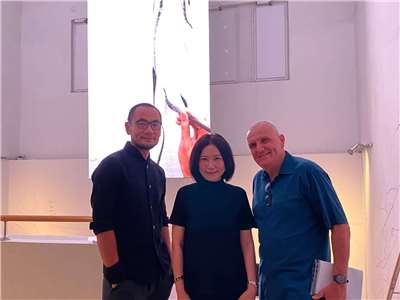 駐以色列代表李雅萍大使(中)與海法博物館館長亞基爾(Yotam Yakir)及台灣藝術家吳季璁(左)在展覽作品前合影。圖：駐以色列代表處提供