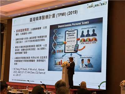 中研院特聘研究員翁啟惠今天(24日)表示，台灣已累積大量基因資料，加上AI與資通訊產業優勢，正處於發展精準健康的關鍵時刻。(楊文君攝)