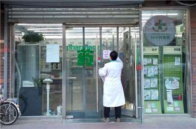 中國COVID-19感染率持續升高，然而受限於舊規定，民眾買不到新冠藥物。圖為北京一家藥房。(圖:中央社檔案照)