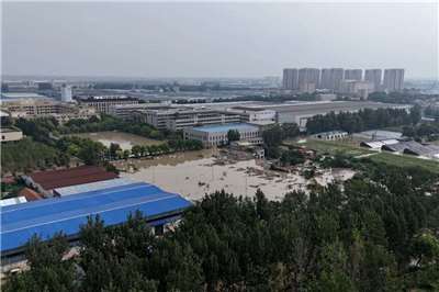 颱風白海豚9日在浙江登陸後，殘餘環流在中國境內擾動多日，河南省連日降下豪雨，造成周口市川匯區內多處積水。(中新社)