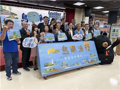 觀光署馬祖國家風景區管理處5日舉行2026「島嶼淨行－馬祖徒步慢旅」啟動儀式，不僅推出10條徒步慢旅路線，還邀請旅遊達人帶路。(吳琍君攝)