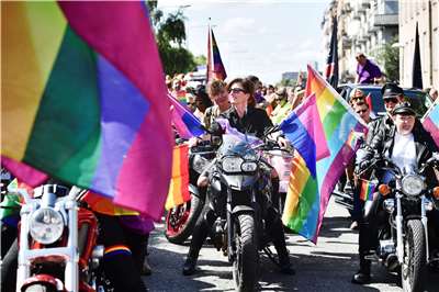 來自「Dykes on Bikes」的女摩托車騎士們參加了在瑞典斯德哥爾摩舉行的年度斯德哥爾摩驕傲遊行。(AFP)
