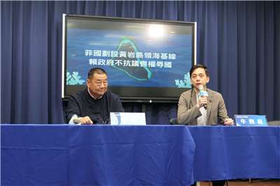身兼國民黨發言人的立委牛煦庭(右)、中華戰略學會資深研究員張競(左)今天(10日)召開「菲國劃設黃岩島領海基線  賴政府不抗議喪權辱國」記者會。（趙婉淳 攝）