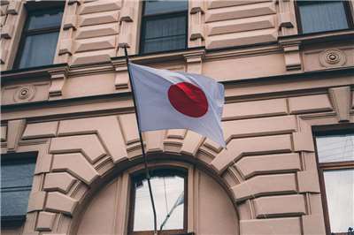 「國旗損壞處罰法」規定，若以「使人產生強烈不快或厭惡感的方式」，公然損毀、移除或污損國旗者，最重會被處以2年以下有期徒刑，或20萬日圓以下（約新台幣3萬9820元以下）罰金。示意圖。(Unsplash圖庫)