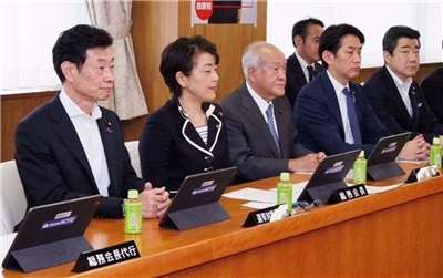 自民黨5日上午召開臨時總務會議，通過限期兩年，把食品消費稅率調降至1%的基本方案。(X@nishy03)
