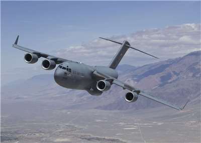 一架美國空軍使用的美軍運輸機今晨從拉脫維亞飛往俄羅斯首都莫斯科的伏努科沃機場。圖為美國空軍C-17運輸機。示意圖。(圖：維基)
