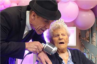 全球在世最長壽人瑞、英國婦人卡特漢姆(Ethel Caterham)(右)21日歡慶117歲生日。圖為2024年卡特漢姆慶祝115歲生日。資料照。