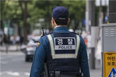 一名韓國警員涉嫌在承辦失蹤案時提早結案，這名警員一度被捕，且警界高層已下令徹查他迄今經手的298件失蹤案。示意圖。(AI生成)