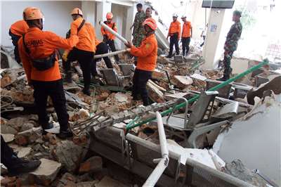 印尼救援隊正在搜尋7.7級地震後佛羅雷斯島的罹難者。 (AFP)