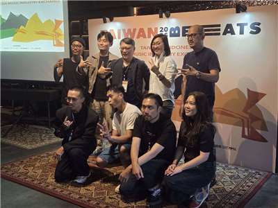 文化部影視局「Taiwan Beats」印尼商務交流團24日在雅加達串連當地音樂產業交流，除了影視局流行音樂產業組組長為林御翔(後左二)、台灣商務團團長湯昇榮(後左三)，印尼創意經濟部副部長Irene Umar(後右二)、LaLaLa音樂節創辦人Donny Heru(後排右一)也到場支持。(江昭倫 攝)