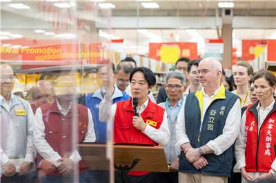 2026城鎮韌性演習13日在北部登場，美國在台協會(AIT)處長谷立言(前右2)等多國駐台使節也到場觀摩。(圖:總統府)