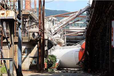 受到熊本7.1強震衝擊，位於熊本縣八代市的日本製紙株式會社八代造紙廠的部分煙囪倒在地上。