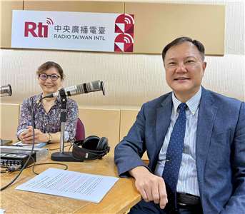 主持人嚴婉玲與金士懿博士
